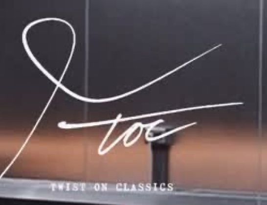 TOC 手寫簽名 logo 特寫
